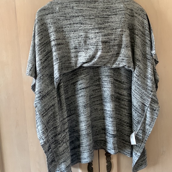 Splendid poncho, size medium, very soft material - Picture 3 of 8